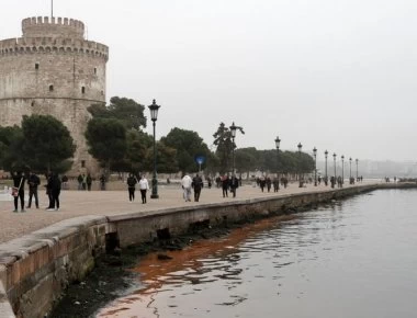 Εμειναν άναυδοι οι πολίτες: Του κόλλησε το γκάζι και έπεσε με το μηχανάκι του στο Θερμαϊκό [φωτό]